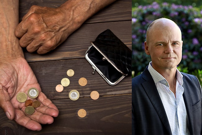 äldre man håller i mynt och tom plånbok
