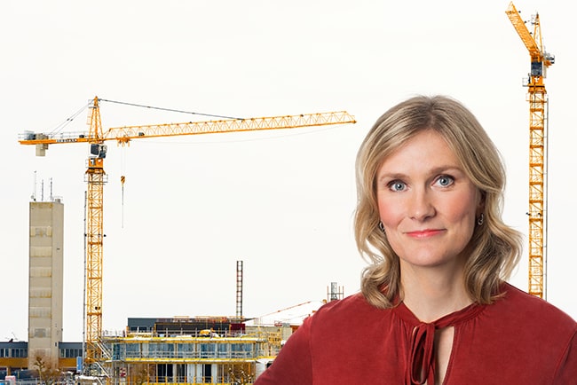 En bild på byggkranar och Unionens chefsekonom Katarina Lundahl