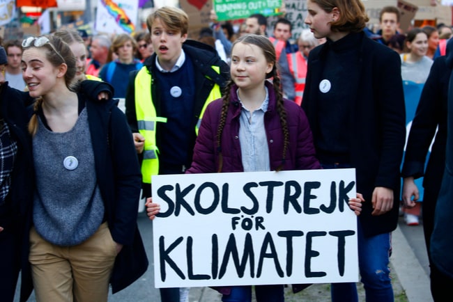 greta thunberg och andra ungdomar demonstrerar för klimatet