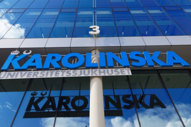 en dell av byggnaden nya karolinska sjukhuset i Solna med den blå texten Karolinska