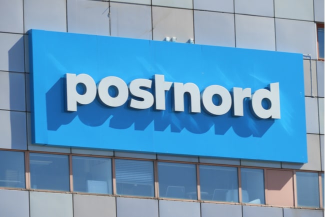 Postnords företagslogga på fasad på deras kontorsbyggnad i Göteborg