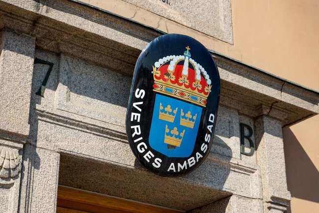 Skylt med Svenska Ambassadens emblem.